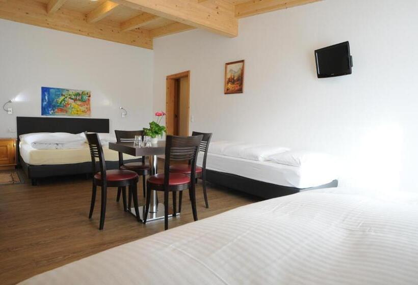 חדר לארבעה סטנדרטי עם מרפסת, B&b Hotel Heidi