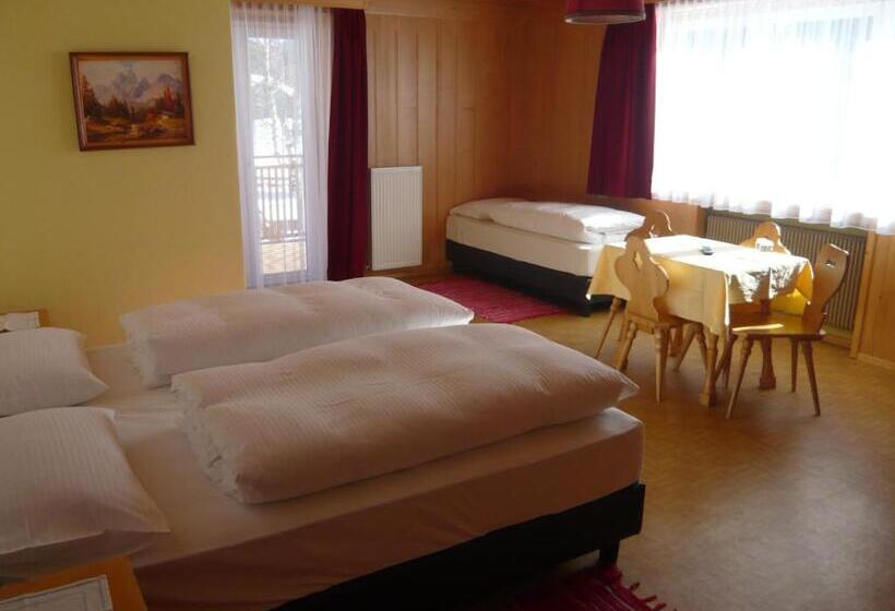 חדר לארבעה סטנדרטי עם מרפסת, B&b Hotel Heidi