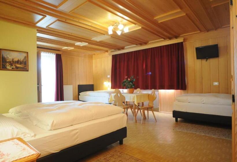 חדר לארבעה סטנדרטי עם מרפסת, B&b Hotel Heidi