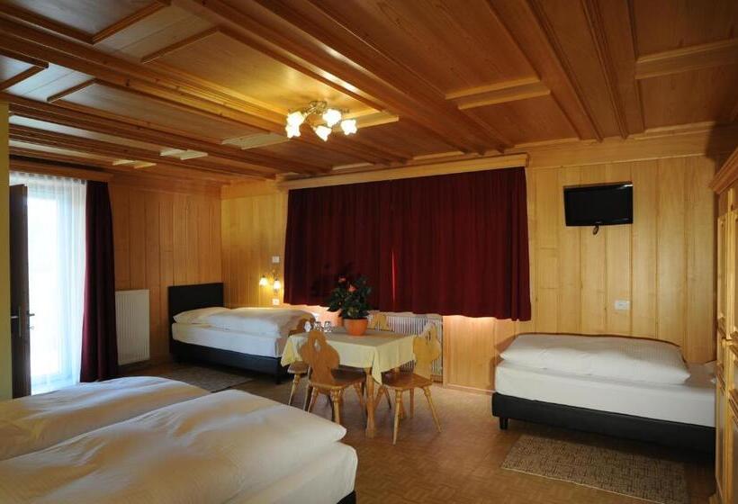 חדר לארבעה סטנדרטי עם מרפסת, B&b Hotel Heidi