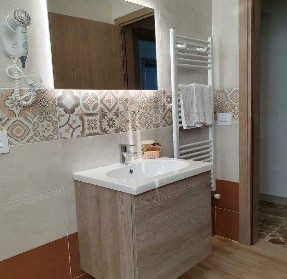 غرفة قياسية ثلاثية, Villa Elisa