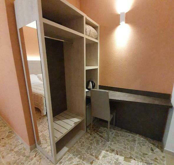 غرفة قياسية ثلاثية, Villa Elisa