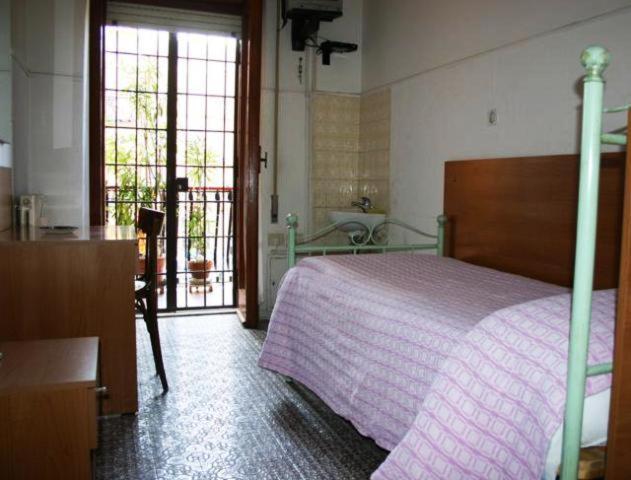 标准三人间共用浴室, Albergo Anna
