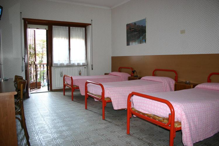 标准三人间共用浴室, Albergo Anna