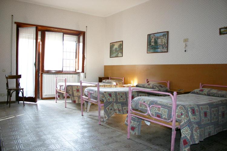 标准三人间共用浴室, Albergo Anna