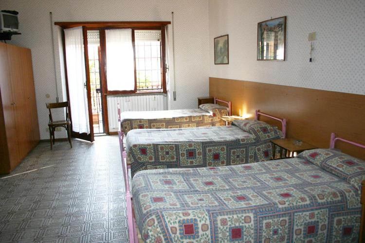 标准三人间共用浴室, Albergo Anna