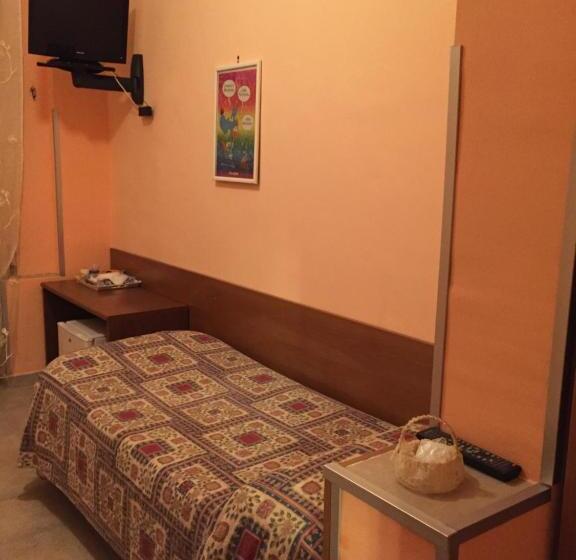 标准单人间共用浴室, Albergo Anna