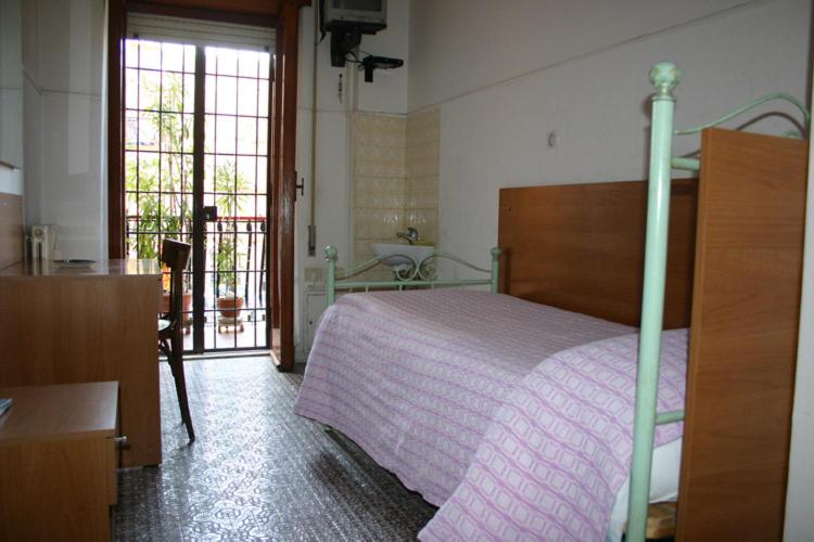 标准单人间共用浴室, Albergo Anna