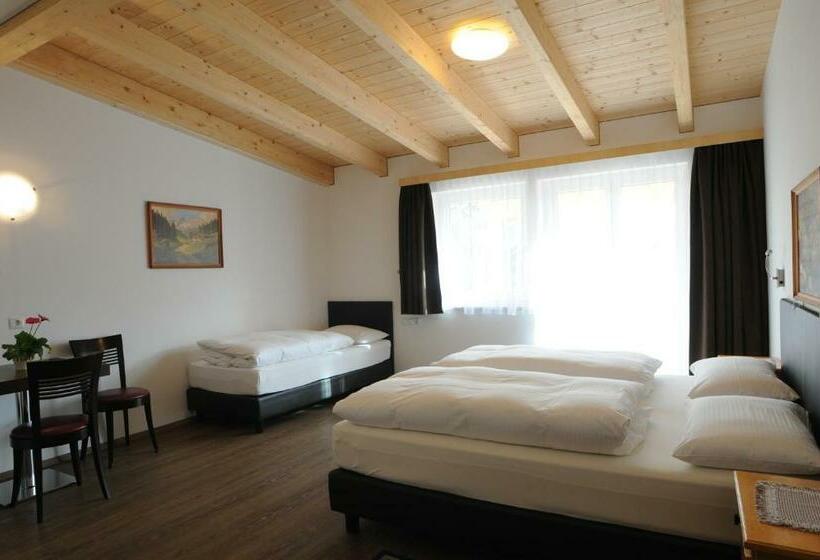 חדר סטנדרט לשלושה עם מרפסת, B&b Hotel Heidi