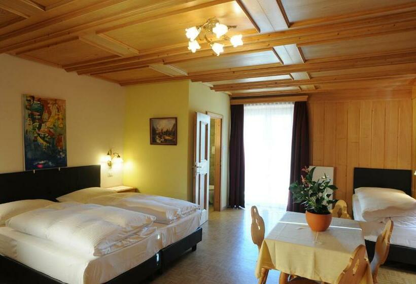 חדר סטנדרט לשלושה עם מרפסת, B&b Hotel Heidi