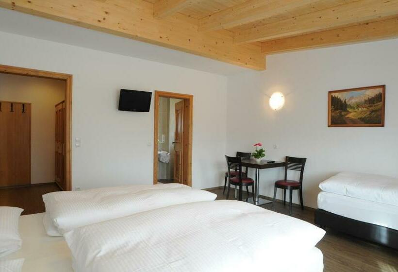 חדר סטנדרט לשלושה עם מרפסת, B&b Hotel Heidi