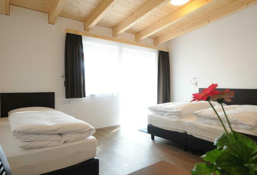 חדר סטנדרט לשלושה עם מרפסת, B&b Hotel Heidi