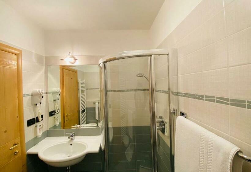 غرفة قياسية مطلة على الجبل, Laurino