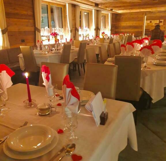 غرفة عائلية مطلّة علي الجبل, Laurino