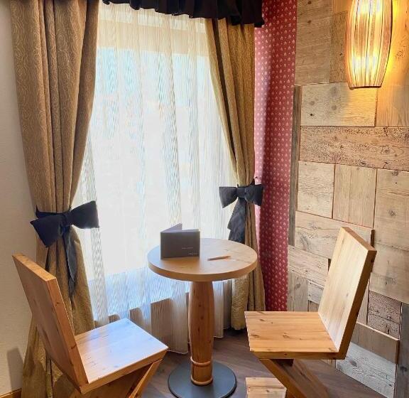 جناح جونيور عائلى, Laurino