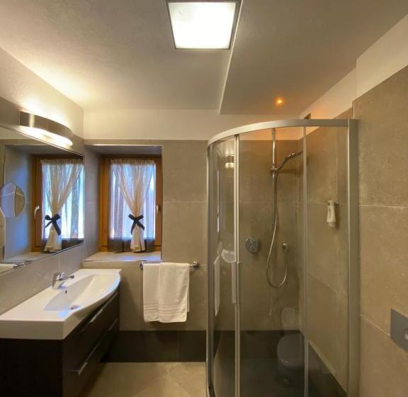 جناح جونيور عائلى, Laurino