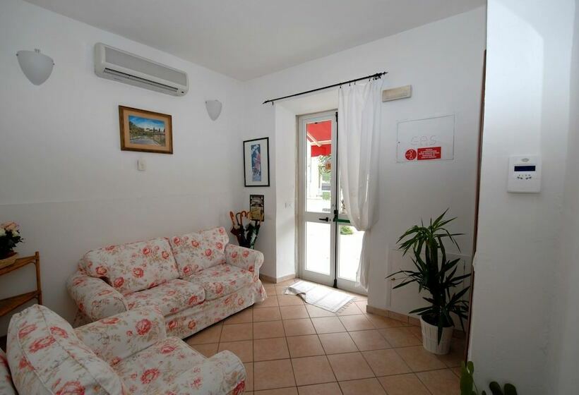 דירת חדר, Luana