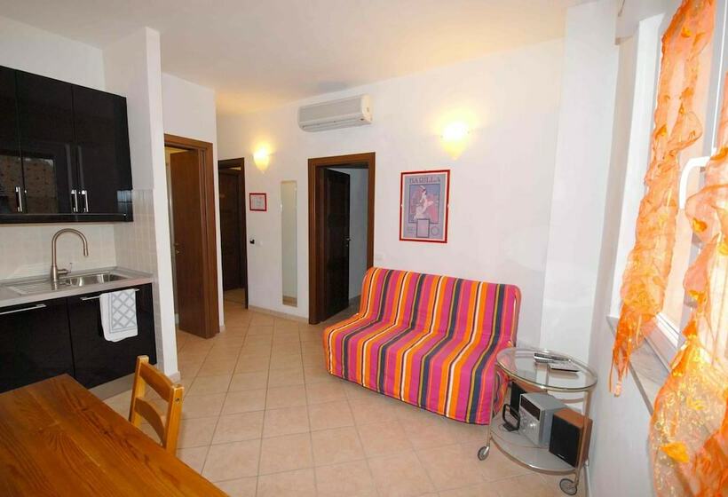 דירת חדר, Luana