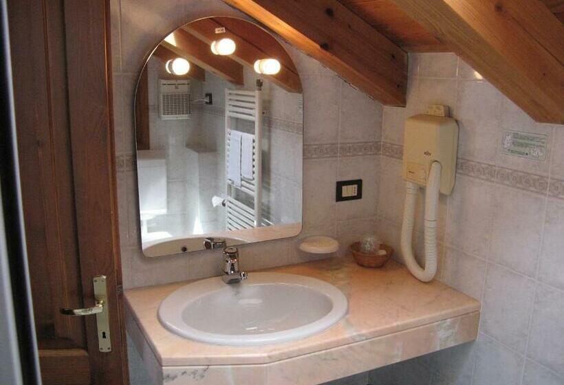 חדר משפחתי, Petit Giles