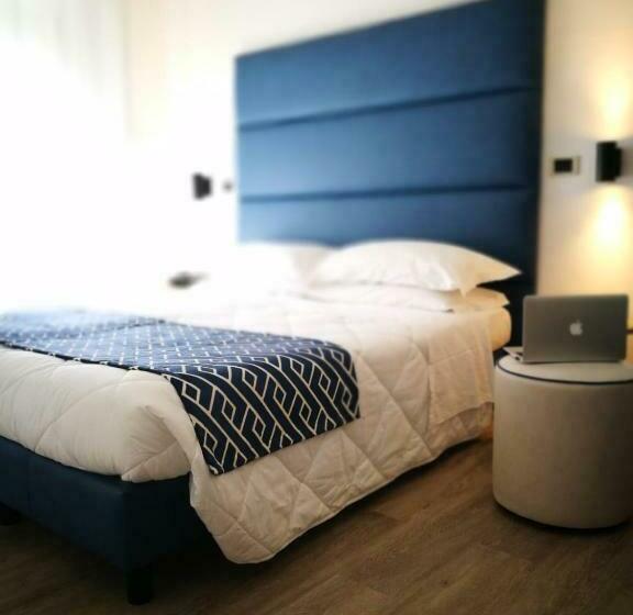 غرفة قياسية مزوَّدة بشُرفة, Rombino