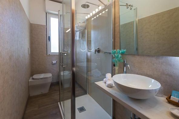 غرفة قياسية ثلاثية, Rombino