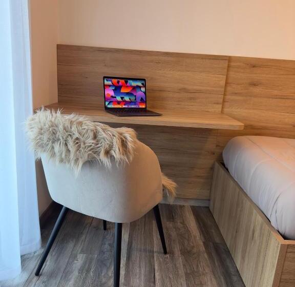 标准单人间, Zeni