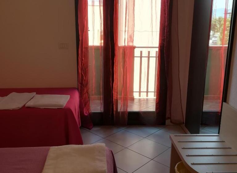 חדר סטנדרט לשלושה עם מרפסת, La Locanda Del Mare B&b