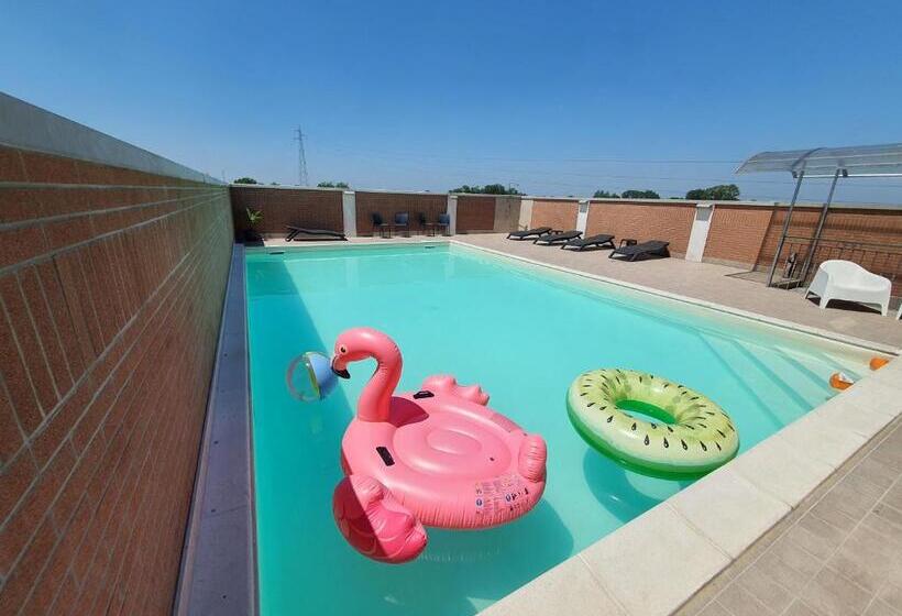 자쿠지 스위트, Motel 2