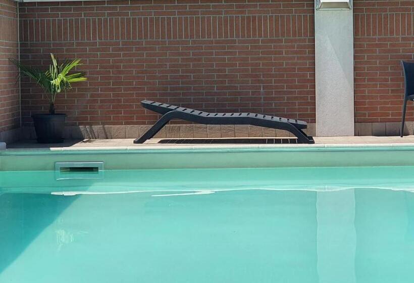 자쿠지 스위트, Motel 2