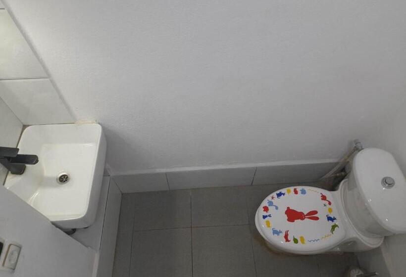 اتاق استاندارد سه تخته با چشمانداز استخر, Chez Joël