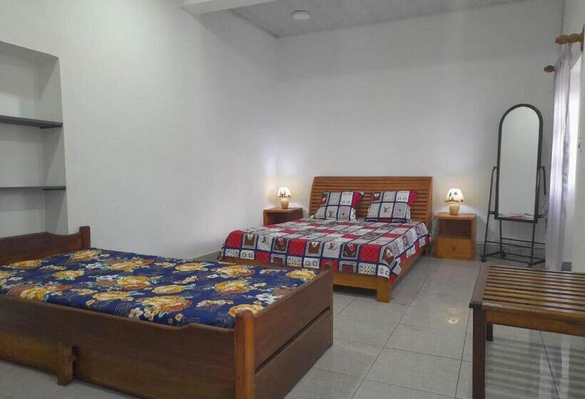 اتاق استاندارد سه تخته با چشمانداز استخر, Chez Joël