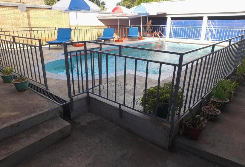 اتاق استاندارد سه تخته با چشمانداز استخر, Chez Joël