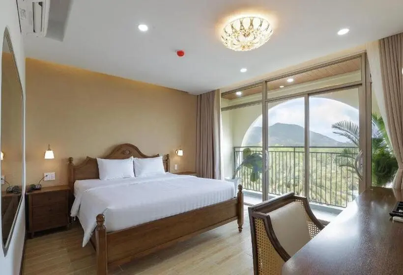 اتاق لوکس با بالکن و چشم‌انداز دریا, Maya Hotel 4