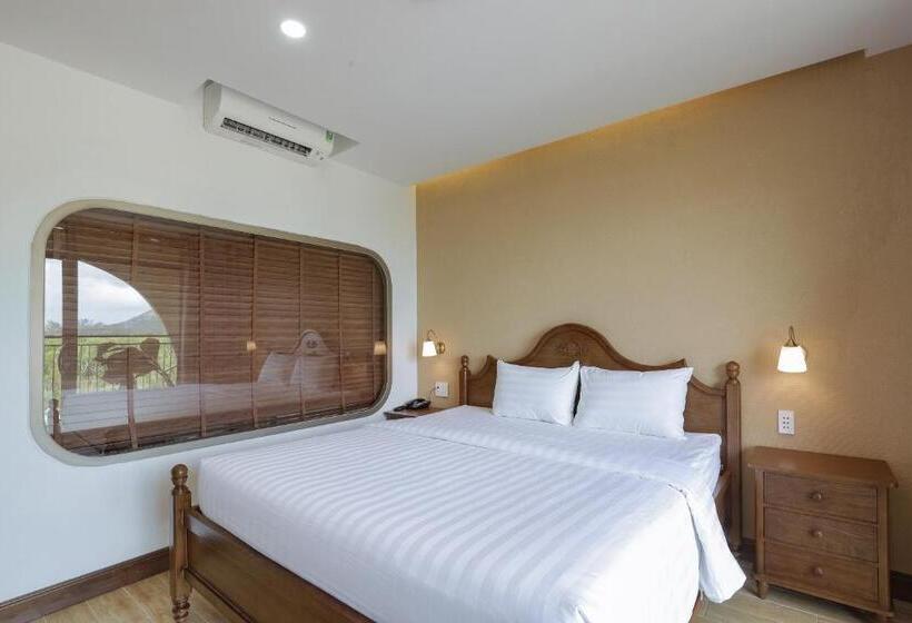 اتاق لوکس با بالکن و چشم‌انداز دریا, Maya Hotel 4