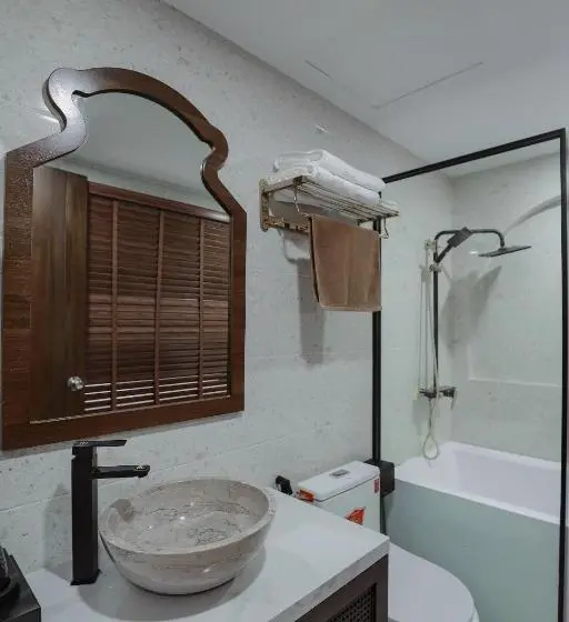 اتاق استاندارد چهارنفره با بالکن, Maya Hotel 4