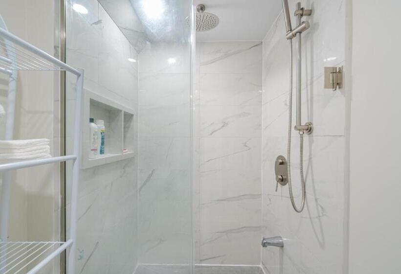 غرفة قياسية, Private Basement Bedrooms In Oakville