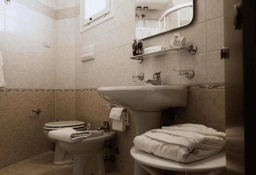 استوديو قياسي مطل على البحيرة, Moniga Resort