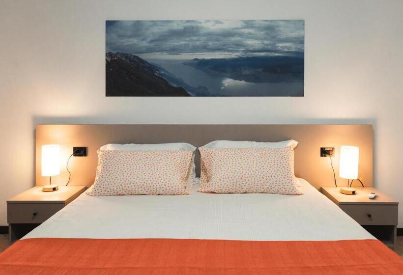 غرفة قياسية مطلّة علي البحيرة, Moniga Resort