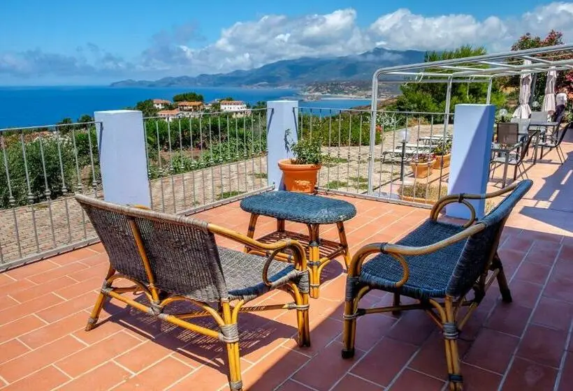 Perhehuone Merinäkymä, Villa Pischinas