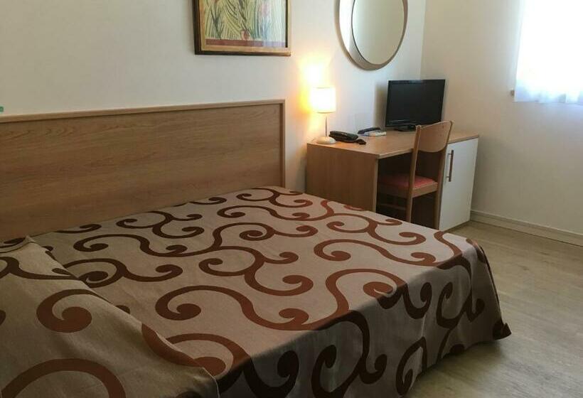 标准单人间, Carlton