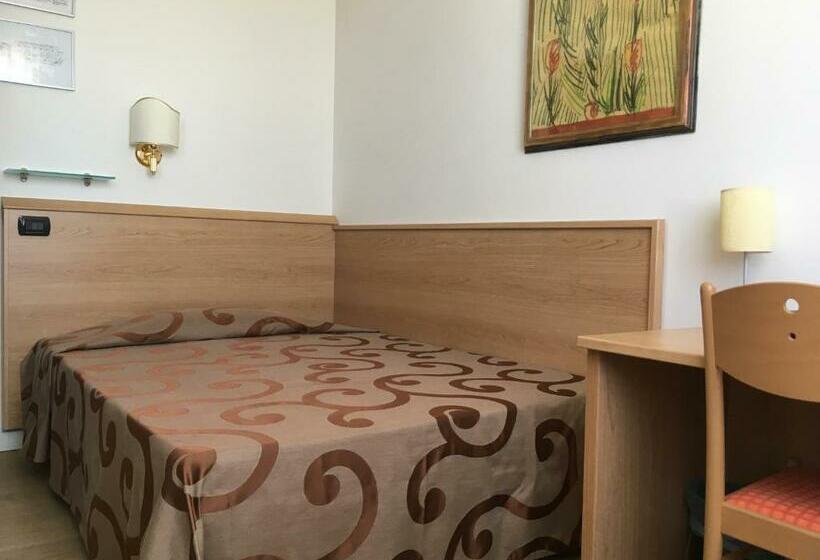 标准单人间, Carlton