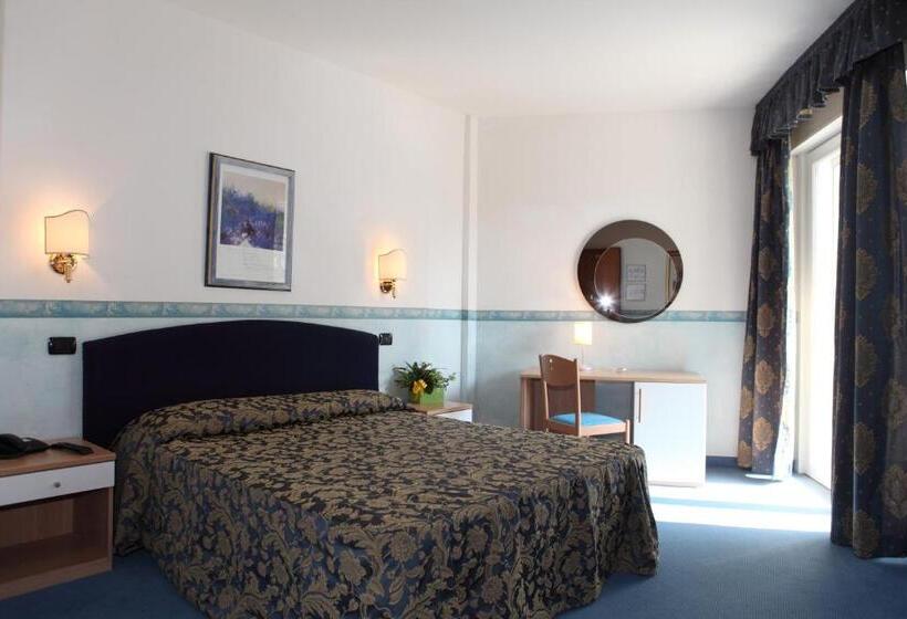 四人标准间, Carlton