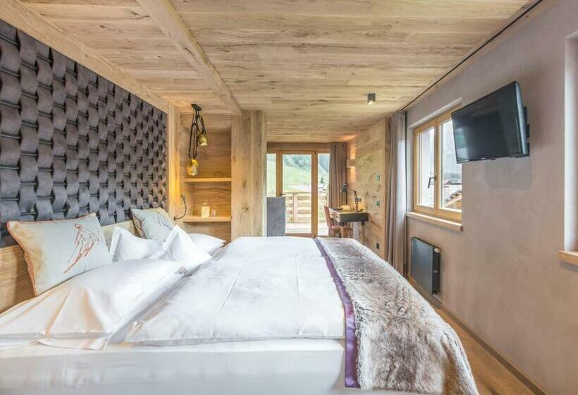 جناح جونيور, Fanes