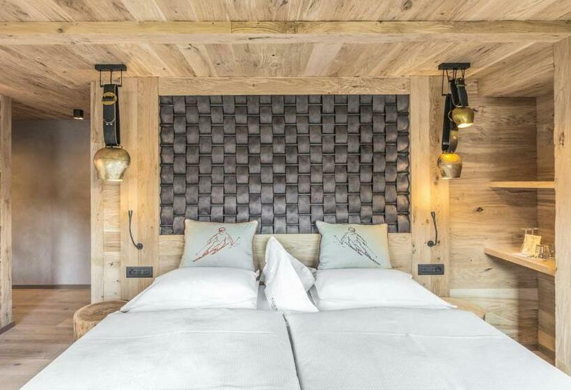 جناح جونيور, Fanes