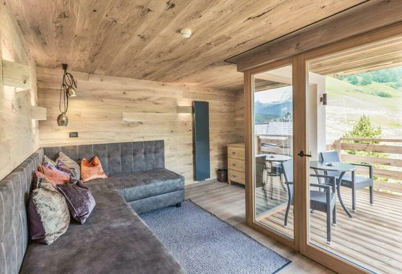 جناح جونيور, Fanes