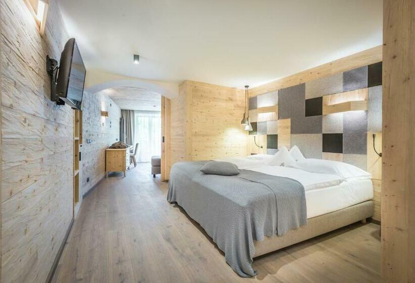 جناح جونيور, Fanes