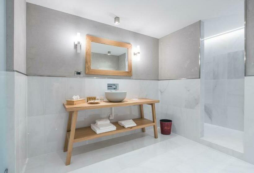 جناح جونيور, Fanes