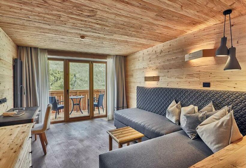 جناح جونيور, Fanes