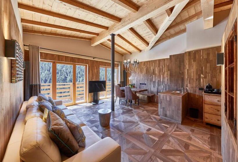 غرفة قياسية مزوَّدة بجاكوزي, Fanes