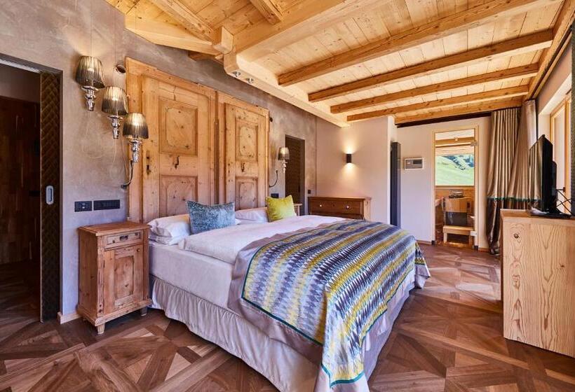 غرفة قياسية مزوَّدة بجاكوزي, Fanes